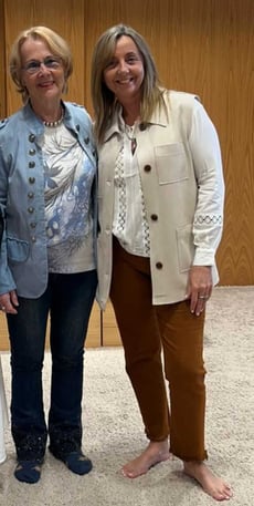 Mariel Hilgert junto a Brigitte Champetier de Ribes
