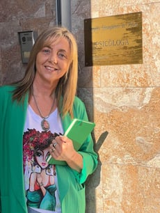 Mariel Hilgert junto a placa de Brigitte Champetier de Ribes