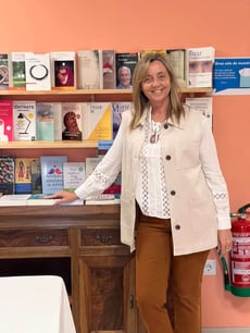 Mariel Hilgert en biblioteca de Insconfa