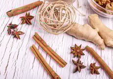 Bâtonnets de cannelle, le gingembre et le clou de girofle - Freepik