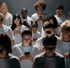 groupe de personne regardant leur smartphone