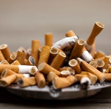 cendrier rempli de cigarette