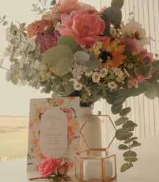Élément de décoration de mariage avec bouquet de fleurs, urne et fiche descriptive
