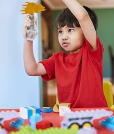 Enfant en train de jouer lors d'une séance d'hypnose pour enfant à Lyon 6ème