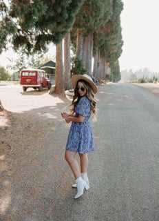Vestido floral con botines blancos