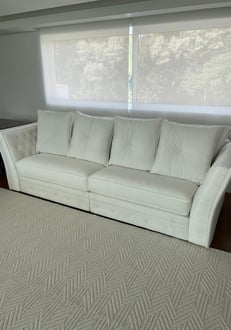 Sofá reformado branco com almofadas soltas design moderno