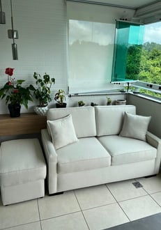 Sofá e puff reformados com tecido suede cinza