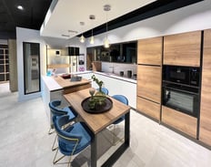 Cuisine contemporaine avec îlot central et rangements intégrés dans un magasin de cuisine de luxe à Sanary-sur-Mer