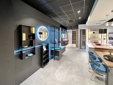 Vue intérieure d’un magasin de cuisine de luxe à Toulon, avec éclairage design et matériaux haut de gamme.