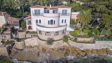 Photographie professionnelle de la façade d'une villa contemporaine à Le Lavandou.