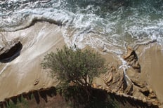 Photo aérienne d'une villa en bord de mer au Lavandou, capturée par drone pour un projet immobilier