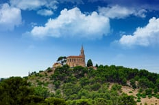 Vue de la chapelle Saint-Joseph à Marseille, mise en valeur par un photographe immobilier à Toulon.