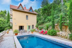 Photographie immobilière professionnelle montrant un terrain boisé avec piscine au sein d'une maison de maître à Marseille.