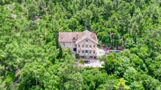 Maison de maître nichée dans un parc arboré à Marseille, vue drone, prise par un photographe immobilier dans le Var.