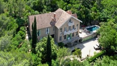 Vue aérienne par drone d'une maison à Marseille, capturée par un photographe immobilier spécialisé dans le Var