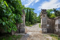 Entrée majestueuse avec piliers en pierre et portail imposant d'une maison de maître, capturée par un photographe immobilier 