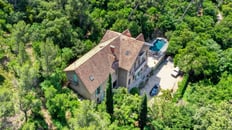 Vue aérienne d'une maison de maître entourée de verdure à Marseille, capturée par un photographe immobilier professionnel à T