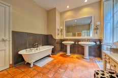 Salle de bain élégante avec marbre dans une maison de maître à Marseille, capturée par un photographe immobilier à Toulon.