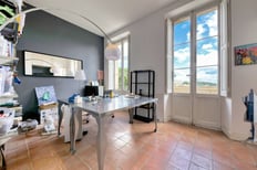 Atelier d'art dans une maison de maître à Marseille, photographié par un spécialiste en immobilier à Toulon.