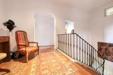 Escalier et fer forgé dans une maison de maître à Marseille, pris en photo par un photographe immobilier à Toulon.