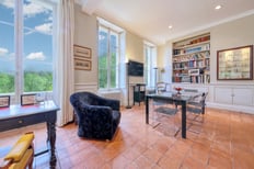 Salle à manger dans une maison de maître à Marseille, capturée par un photographe immobilier expérimenté à Toulon.