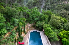 Terrain boisé d'une maison de maître avec piscine, en plein cœur du Parc national des Calanques à Marseille, vue aérienne.