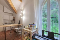 Studio spacieuse avec grandes fenêtres dans une maison de maître à Marseille, capturée par un photographe immobilier à Toulon