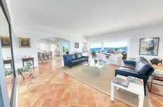 Intérieur lumineux d'une villa à Saint-Tropez, photographié pour une annonce immobilière professionnelle