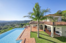 Vue aérienne d'une villa résidentiel à Hyères, capturée par un drone.