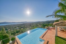 Photographie immobilière d'une villa avec vue sur la mer à Le Pradet.