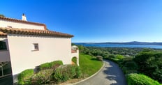 Photo extérieure d'une villa avec vue panoramique à Sainte-Maxime, réalisée par un photographe immobilier professionnel.