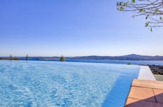 Vue aérienne par drone d'une maison avec piscine à Carqueiranne.