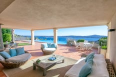 Visite virtuelle 360° d'un loft spacieux à Saint-Tropez, capturée pour un site immobilier.