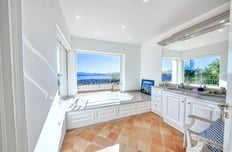 Photo intérieure d'une salle de bain moderne à Saint-Tropez, réalisée par un photographe professionnel.