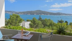 Photographie d'une chambre avec balcon à Hyères, pour une annonce immobilière professionnelle.