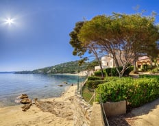 Photographie aérienne d'un domaine résidentiel au Lavandou, capturée par drone.