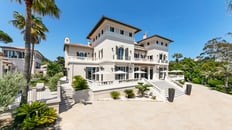 Prise de vue de la façade de La Villa Louise à Saint-Tropez, par un photographe immobilier.