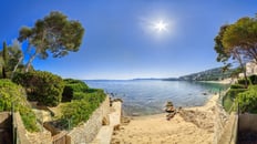 Photo d’extérieur vue mer d'une villa moderne à Hyères, réalisée pour une annonce immobilière.