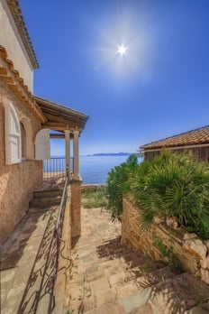 Photographie aérienne d'une propriété avec vue mer au Lavandou, capturée par un drone.