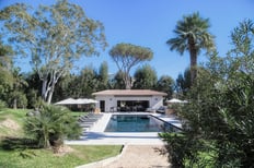 Vue aérienne d'une maison avec toit terrasse à La Londe-les-Maures.