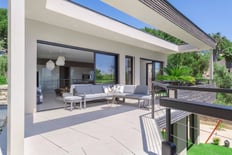 Prise de vue extérieure d'une maison de luxe à Bandol, capturée pour une annonce immobilière.