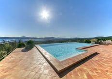 Image extérieure d'une villa avec vue sur la mer à Saint-Tropez, photographie immobilière haute qualité