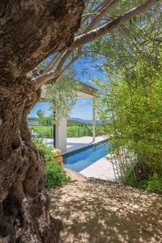 Prise de vue extérieure d'une villa de luxe à Saint-Cyr-sur-Mer, capturée pour un site d'annonces immobilières.