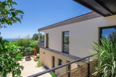 Vue aérienne d'une maison à toit plat avec piscine à Bandol, par un photographe spécialisé en drones.