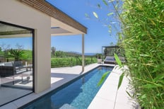 Prise de vue extérieure d'une maison avec terrasse, piscine et vue mer à Bormes-les-Mimosas.