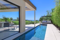 Photo de la perspective d'une maison moderne avec vue mer à Bandol, réalisée pour une agence immobilière.