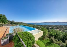 Photo extérieure d'une villa moderne avec piscine à Toulon, réalisée par un photographe immobilier professionnel