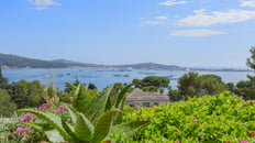 Photographie grand angle de la vue mer d’un appartement à Tamaris-sur-Mer, capturée par un photographe professionnel.