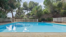 Vidéo aérienne d'une résidence avec piscine à Six-Fours-les-Plages, capturée par un drone professionnel.