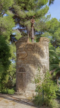 Vue aérienne par drone d'une villa à Saint-Cyr-sur-Mer, dans le Var.